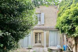 EXCLUSiViTE: À issigeac, Maison de village avec jardin a renover