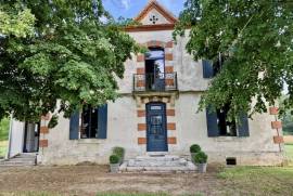 Somptueuse maison de maitre renovee avec dependances.