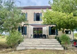 Somptueuse maison de maitre renovee avec dependances.