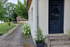 Somptueuse maison de maitre renovee avec dependances.