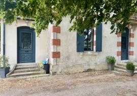 Somptueuse maison de maitre renovee avec dependances.