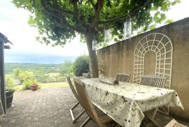 Charmante propriete de caractere au cœur de ce village perigourdin prise, avec une vue imprenable.