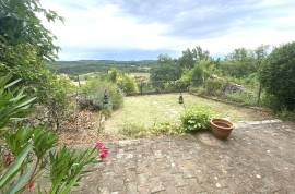 Charmante propriete de caractere au cœur de ce village perigourdin prise, avec une vue imprenable.