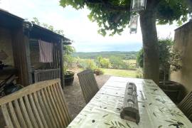 Charmante propriete de caractere au cœur de ce village perigourdin prise, avec une vue imprenable.