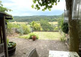 Charmante propriete de caractere au cœur de ce village perigourdin prise, avec une vue imprenable.