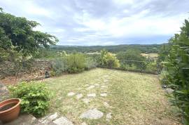 Charmante propriete de caractere au cœur de ce village perigourdin prise, avec une vue imprenable.