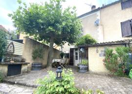 Charmante propriete de caractere au cœur de ce village perigourdin prise, avec une vue imprenable.
