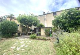 Charmante propriete de caractere au cœur de ce village perigourdin prise, avec une vue imprenable.
