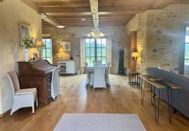 EXCLUSiViTE À BiRON: Propriete en pierres avec piscine, dependances a renover et vue imprenable sur le chateau de Biron