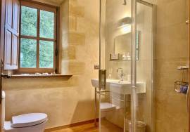 EXCLUSiViTE À BiRON: Propriete en pierres avec piscine, dependances a renover et vue imprenable sur le chateau de Biron