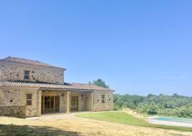 EXCLUSiViTE À BiRON: Propriete en pierres avec piscine, dependances a renover et vue imprenable sur le chateau de Biron