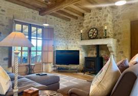 EXCLUSiViTE À BiRON: Propriete en pierres avec piscine, dependances a renover et vue imprenable sur le chateau de Biron