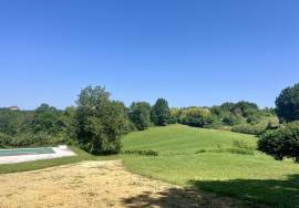 EXCLUSiViTE À BiRON: Propriete en pierres avec piscine, dependances a renover et vue imprenable sur le chateau de Biron