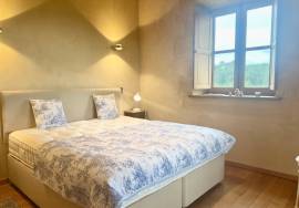 EXCLUSiViTE À BiRON: Propriete en pierres avec piscine, dependances a renover et vue imprenable sur le chateau de Biron