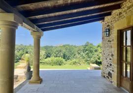 EXCLUSiViTE À BiRON: Propriete en pierres avec piscine, dependances a renover et vue imprenable sur le chateau de Biron