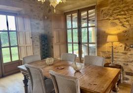 EXCLUSiViTE À BiRON: Propriete en pierres avec piscine, dependances a renover et vue imprenable sur le chateau de Biron