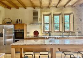 EXCLUSiViTE À BiRON: Propriete en pierres avec piscine, dependances a renover et vue imprenable sur le chateau de Biron