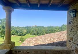EXCLUSiViTE À BiRON: Propriete en pierres avec piscine, dependances a renover et vue imprenable sur le chateau de Biron