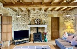 EXCLUSiViTE À BiRON: Propriete en pierres avec piscine, dependances a renover et vue imprenable sur le chateau de Biron