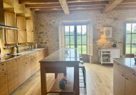 EXCLUSiViTE À BiRON: Propriete en pierres avec piscine, dependances a renover et vue imprenable sur le chateau de Biron