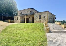 EXCLUSiViTE À BiRON: Propriete en pierres avec piscine, dependances a renover et vue imprenable sur le chateau de Biron