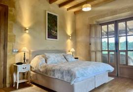 EXCLUSiViTE À BiRON: Propriete en pierres avec piscine, dependances a renover et vue imprenable sur le chateau de Biron