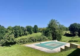 EXCLUSiViTE À BiRON: Propriete en pierres avec piscine, dependances a renover et vue imprenable sur le chateau de Biron