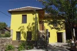 Renovated and furnished country house with big barn