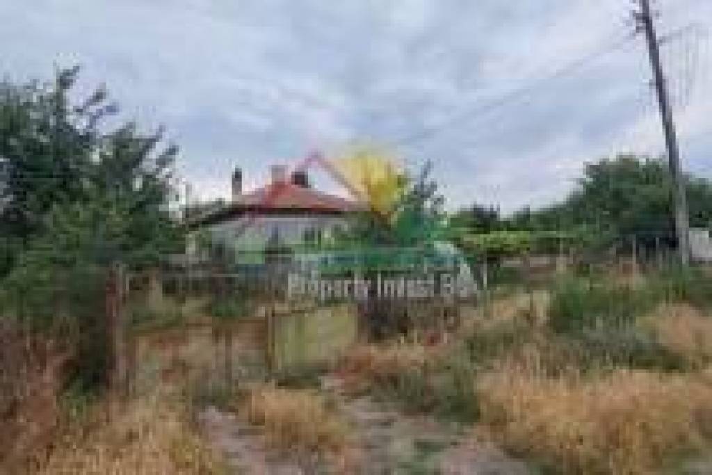 Large plot 2750m² with house, garage and outbuildings in Dropla village, Dobrich region