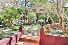 Bail a céder -Local plus appartement -jardin de 200m2.