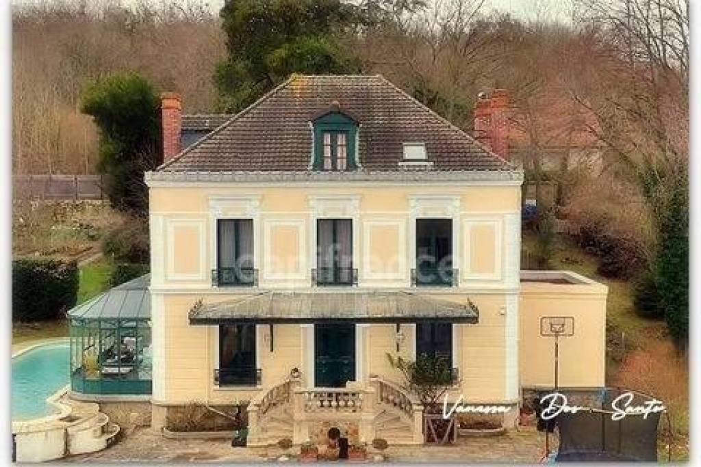 Demeure familiale d'exception au cur du secteur du VILLAGE de Vauréal