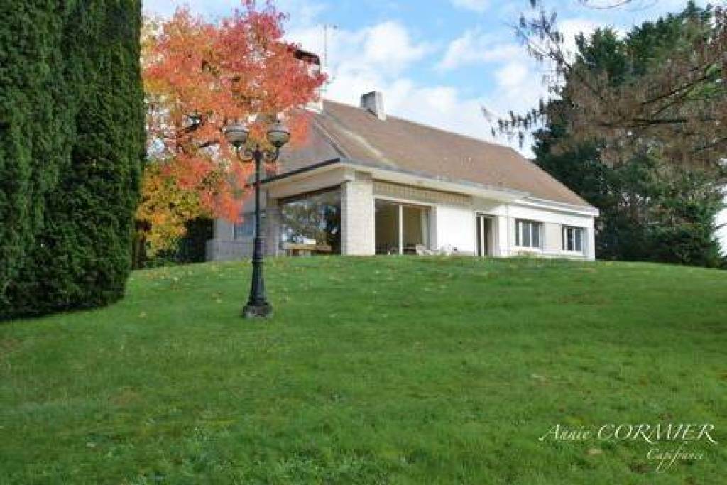 LORRIS, Maison de caractère d'environ 150m2, trois chambres