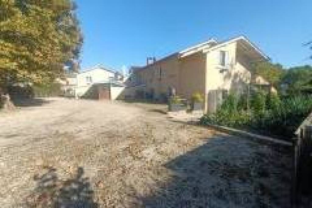 À SENNECÉ-LES-MACON EN BOURGOGNE ENSEMBLE IMMOBILIER 18 PIECES DE 838 M² SUR TERRAIN DE 1692 M²