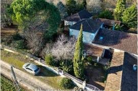 Dpt Dordogne (24), proche de Brantôme, propriété P5 143M2 à vendre, terrain 2438m2, deux grandes dépendances, garage, cuisine d'été
