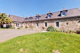 Dpt Côtes d'Armor (22) - A vendre LOUARGAT (22) - Maison longère en pierre T7 - 6 chambres - 165 m² - Terrain 6000 m² - piscine Double Garage hangars installations équestre