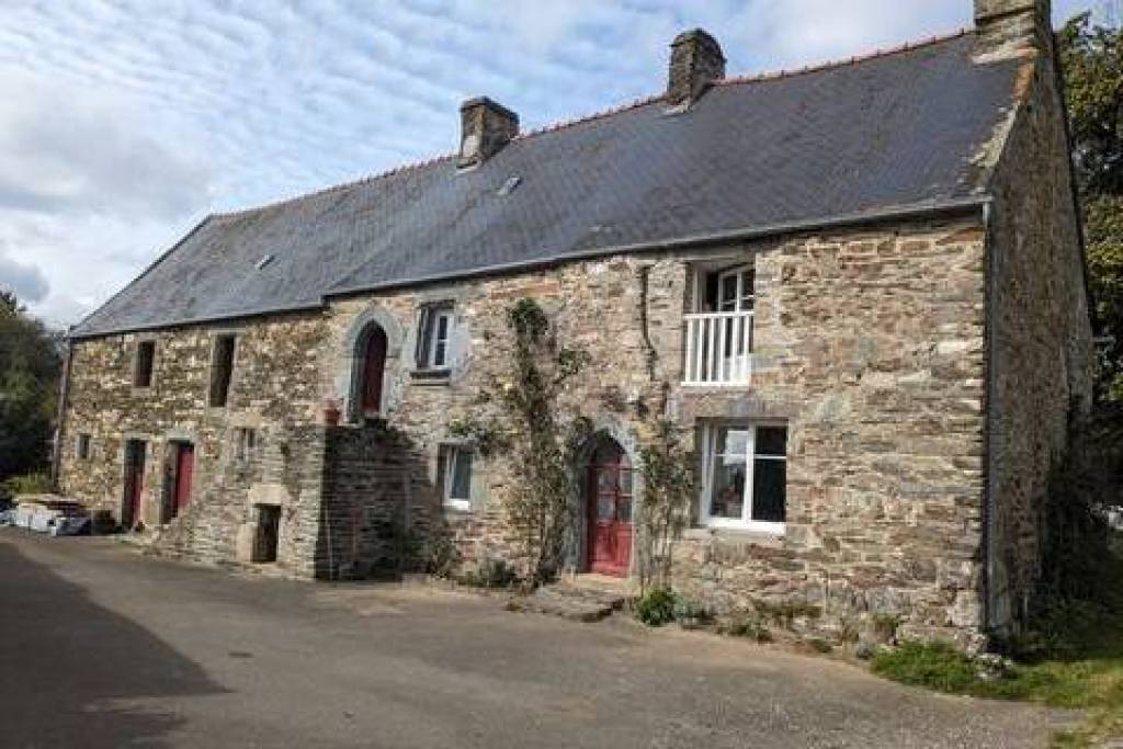 BON REPOS SUR BLAVET CORPS DE FERME ET NOMBREUX BATIMENTS TERRAIN DE 7000m²