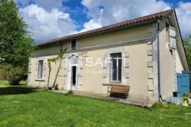 Maison spacieuse en plein centre du village