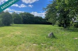 Terrain à bâtir de 690m2 à Villegouge