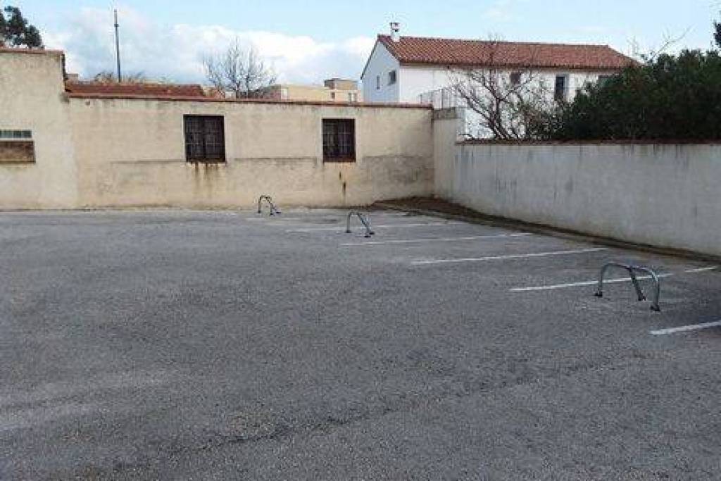 Trois places de parking extérieures, Avenue Joseph Raynaud