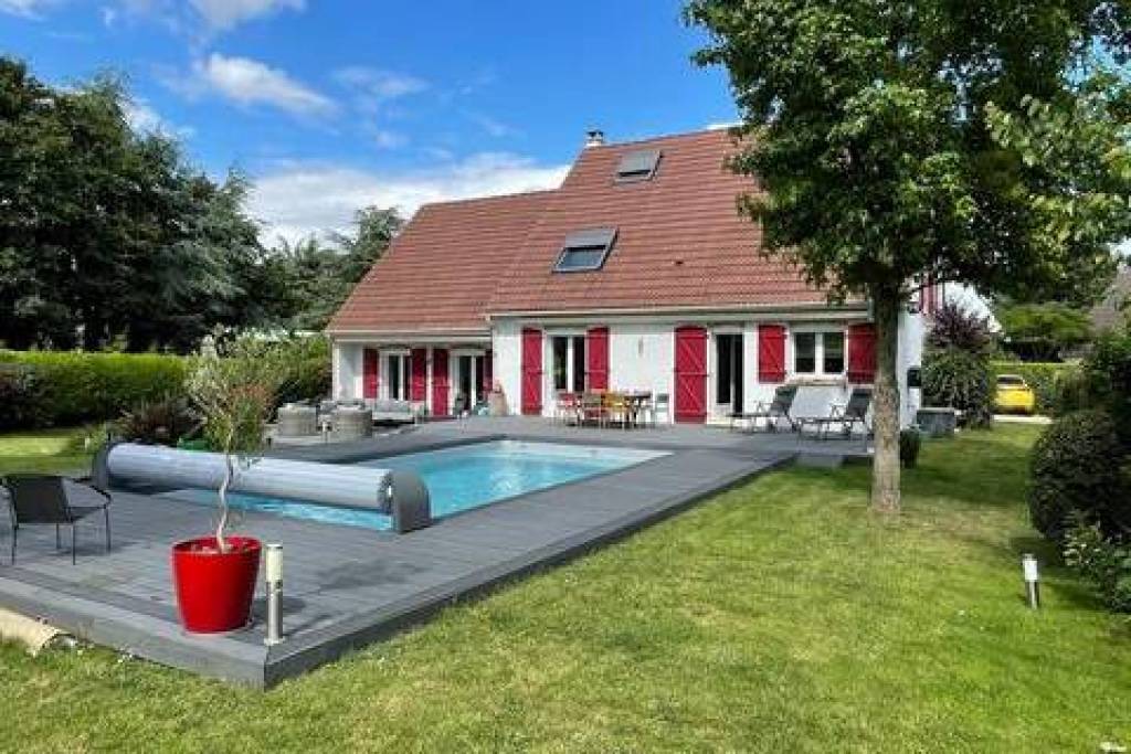 Propriété d'Exception avec Piscine située sur le Golf de Vauréal