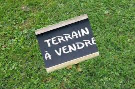 Terrain constructible, borné et viabilisé.