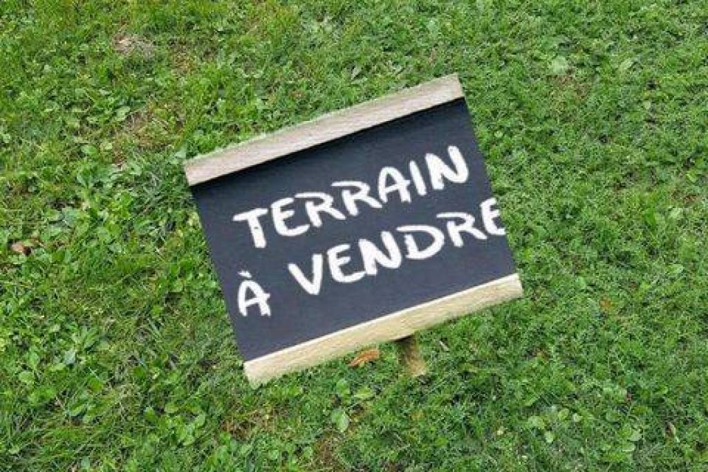 Terrain constructible, borné et viabilisé.