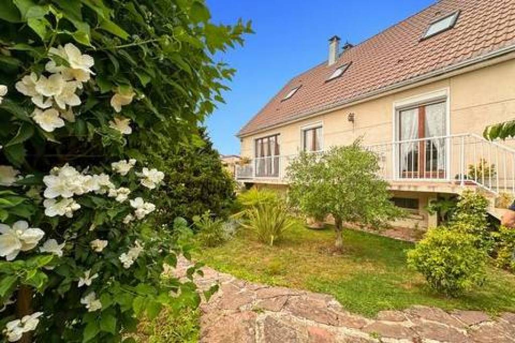 Grande Maison à vendre de 190m2 édifiée sur 950m2 de terrain - village toutes commodités à 10min de chantilly