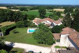 PROPERTY with 3 HOUSES!