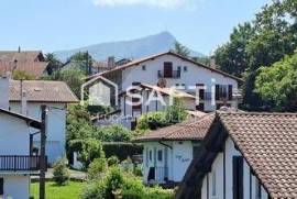 Bel appartement avec terrasse, vue sur la Rhune