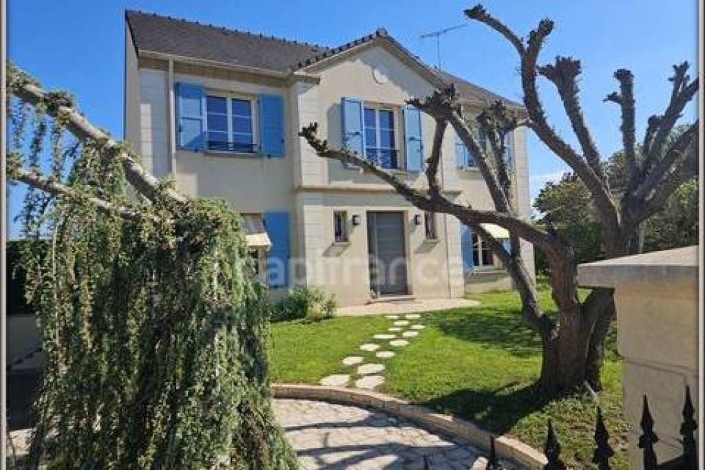 Lorris 45 Maison à vendre 5 ch, sous-sol, cheminée poêle à bois, terrain clos sans vis-à-vis