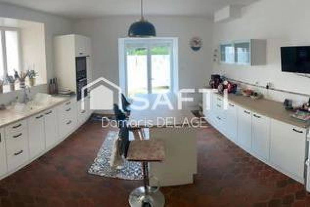Maison en pierre rénovée 131 m² à Charras
