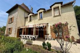 Maison de charme : 7 chambres, garage, jardin et piscine dans un environnement paisible à proximité des comoditées.