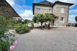 MAISON DE CARACTÈRE AVEC VUE DÉGAGÉE-UZERCHE-