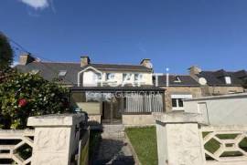 Maison bretonne : havre de paix aux rivages enchanteurs.